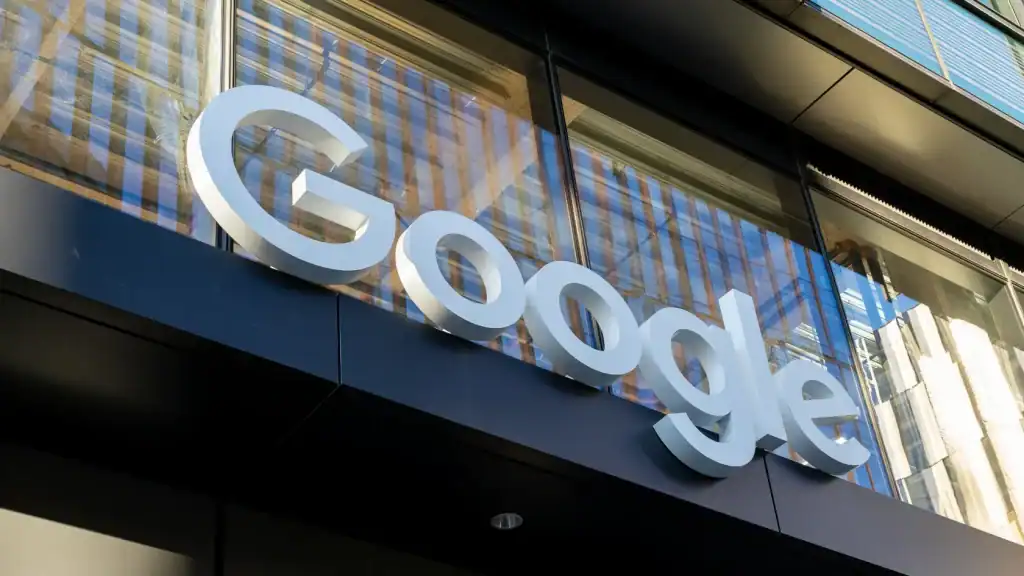 Google search results page showing algorithm update notification targeting spam and low-quality content in digital marketing
