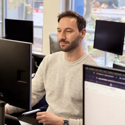 OMG international SEO specialist analysing data on screen
